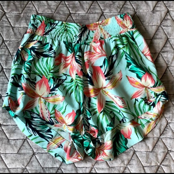 MinkPink Tropical Shorts - Picture 1 of 6